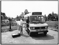 842774 Afbeelding van een passagier die instapt in de Buurtbus De Hoef-Uithoorn-Mijdrecht.